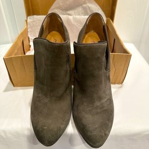 NWB Me Too Cara Gray Suede Heel